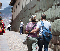 Turistas en recorrido por el Cusco